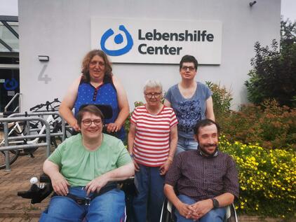 sitzend von links: Elga Rodenberg, Tobias Blickle / stehend von links: Nadine Feldmann, Gaby Eisenbraun, Anja Nahrwold